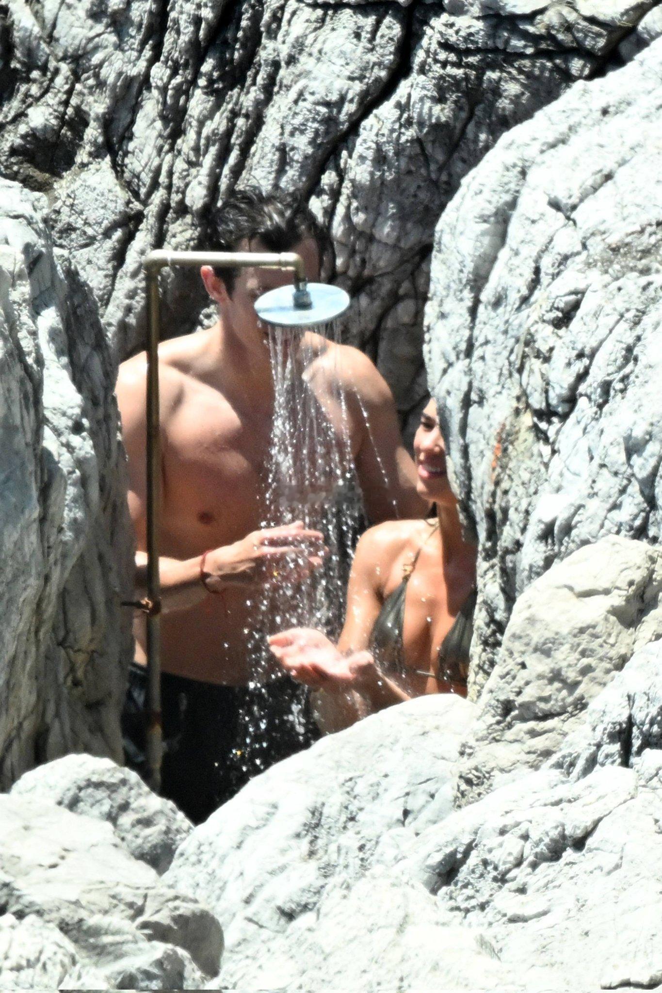 大饱眼福👇新婚的Dua Lipa和Callum Turner连冲个凉都性张力拉