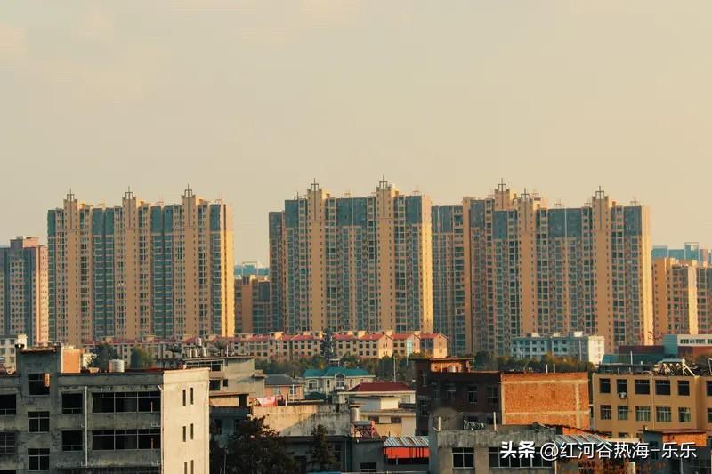 小县城的房价20年内都不会成为白菜价的。
现在小县城里面还是有一些年轻人的，大家