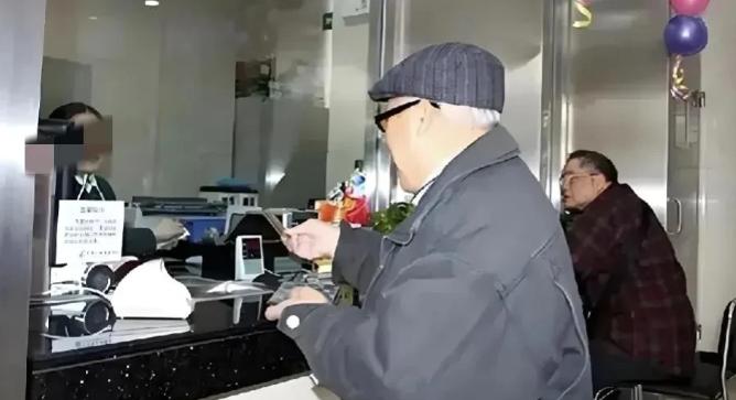 白存了！吉林延边，一大爷30年前，在银行存了2000元，存折上显示，定期存款30