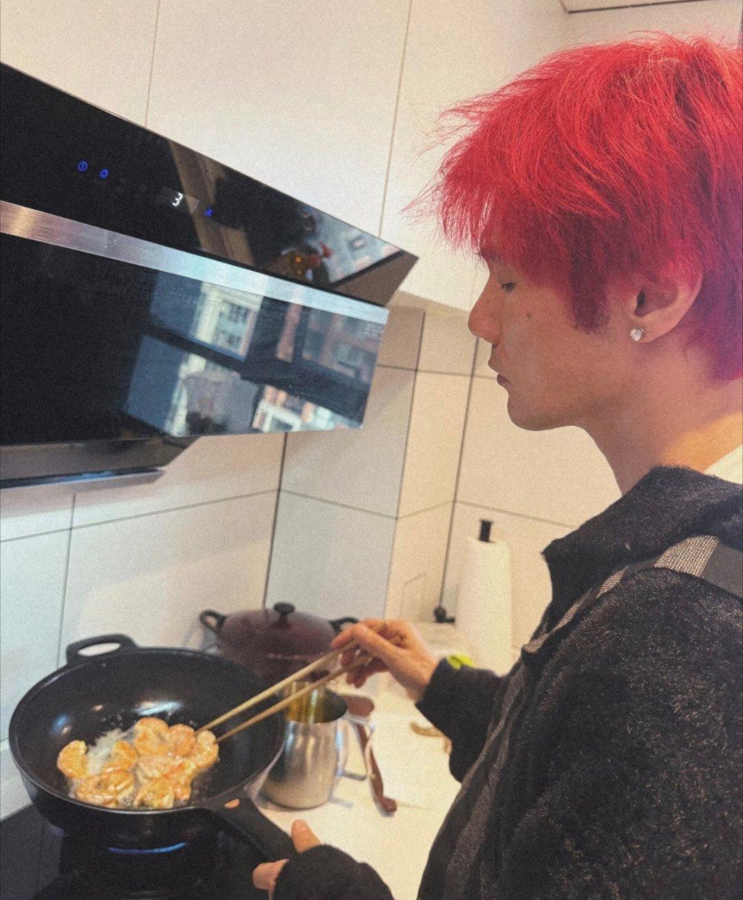 杨丞琳和李荣浩，夫妻俩春节一起下厨做大餐。 ​​​