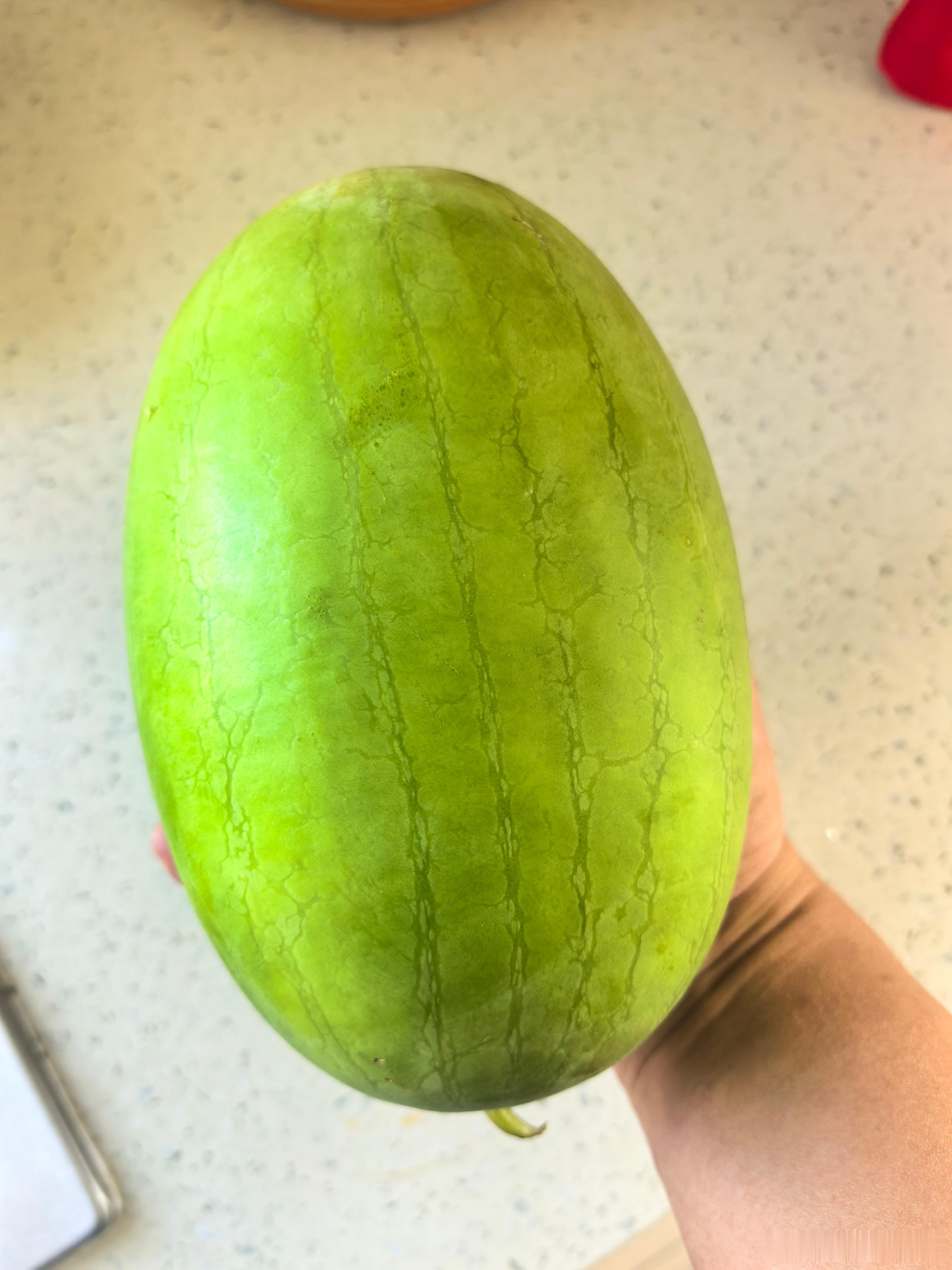 这个品种，好像是第一次见，说是黄瓤的，老板自己都不清楚它这品种叫啥！吃瓜群众