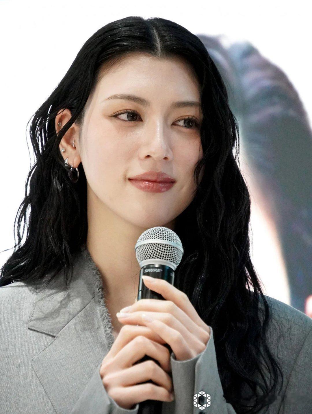 日娱新闻  三吉彩花  「Samsung Galaxy S25系列」发售纪念『G