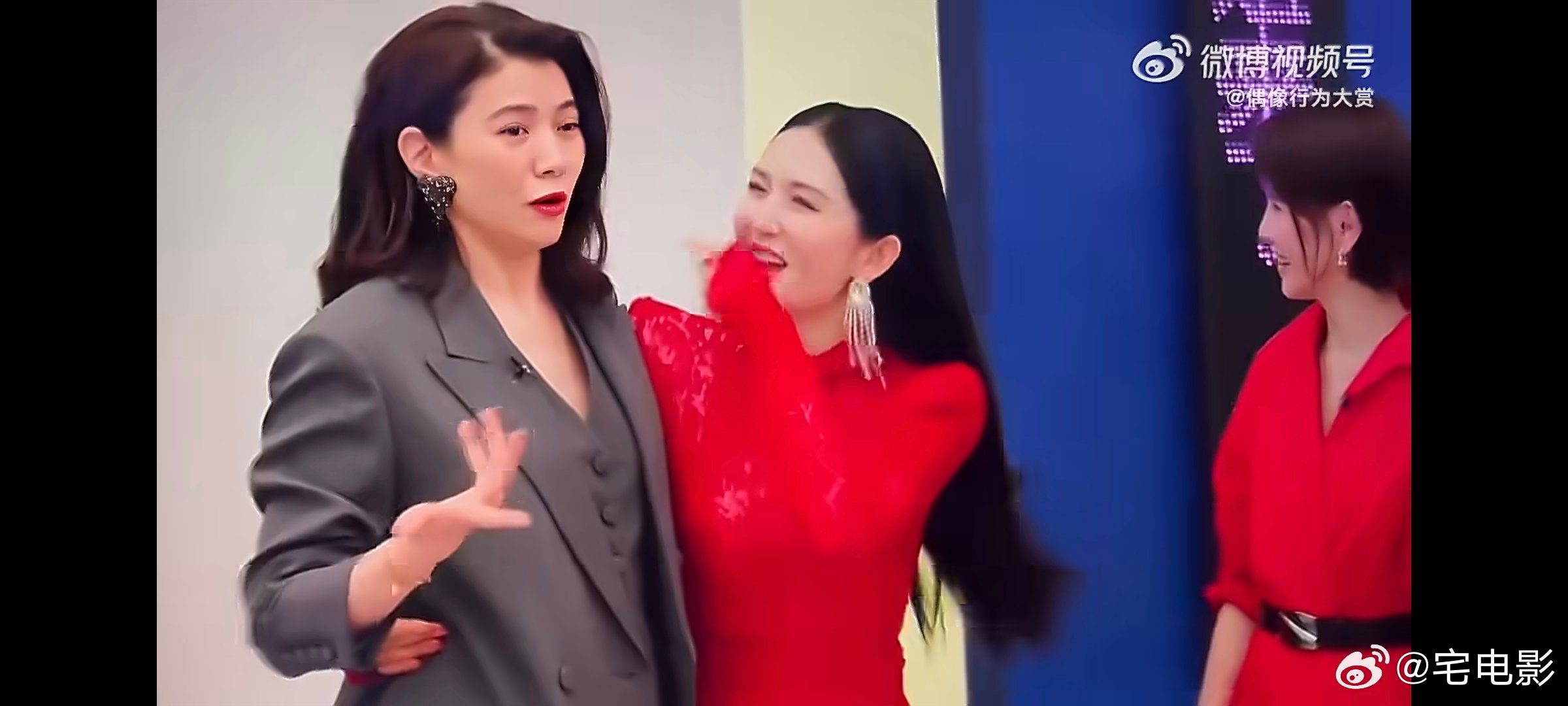  谢娜谢娜一直不停地拉着袁咏仪说话乘风初见面直播乘风2026 她对袁咏仪的主动交