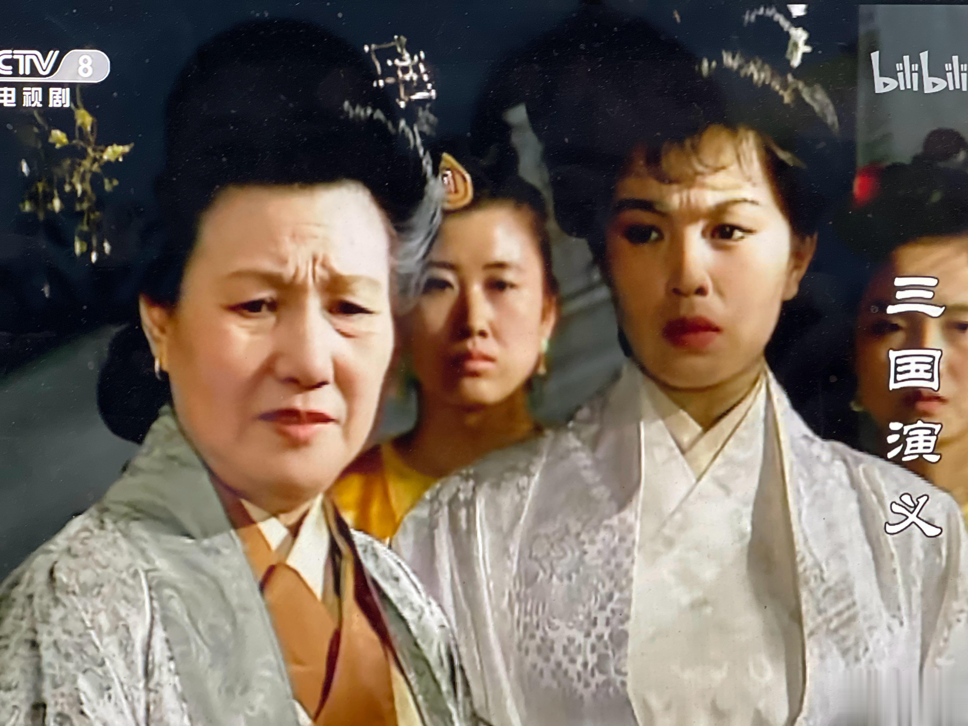 “大乔”的演员选得也太凑合了[允悲]还是小乔好看。小乔和周瑜很有夫妻感。小乔太好