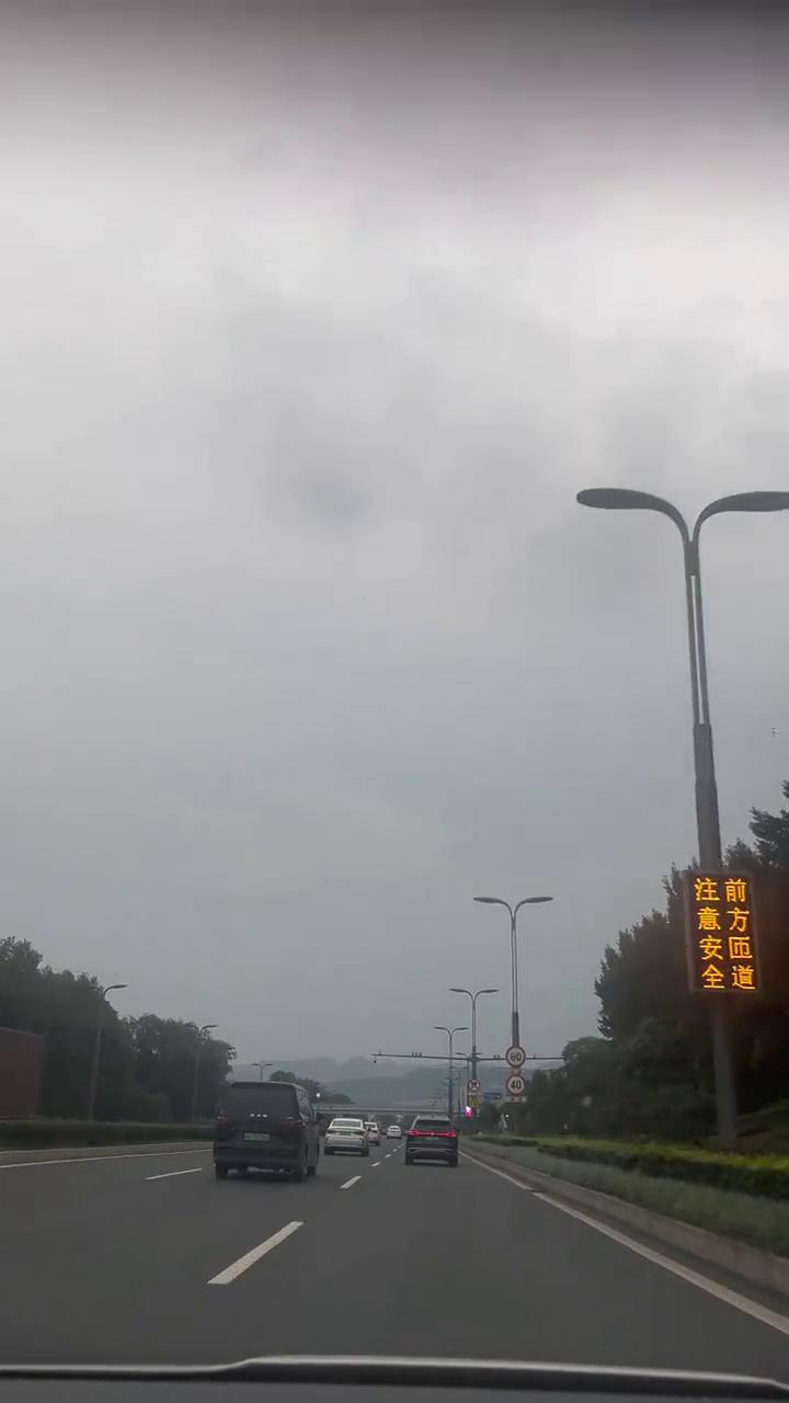 朋友们，现在满大街都是电车，我就想问一下油车车主一个问题，现在油价这么贵，为什么