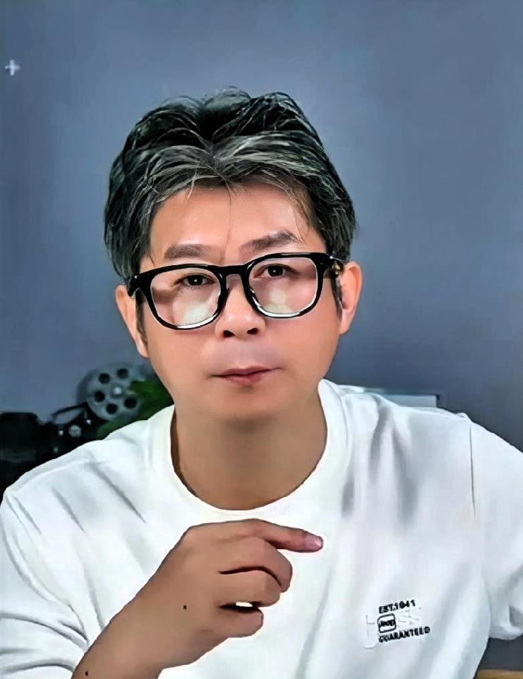 活久见！
近期几伙人抱成一团，轮番上阵围攻恒苏，甚至想借着柴桑大姨之口打压他，还