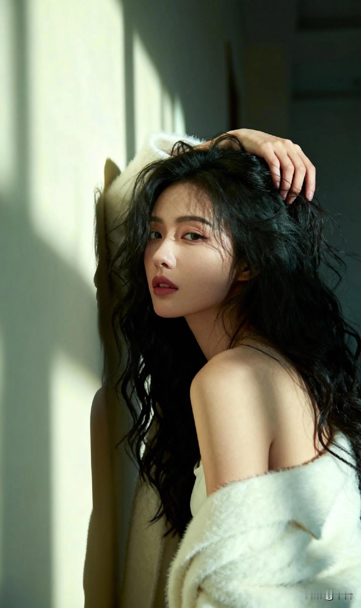 氛围感美人
三分疏离，七分欲言又止
她正虚构一场无人知晓的告白
氛围感美女