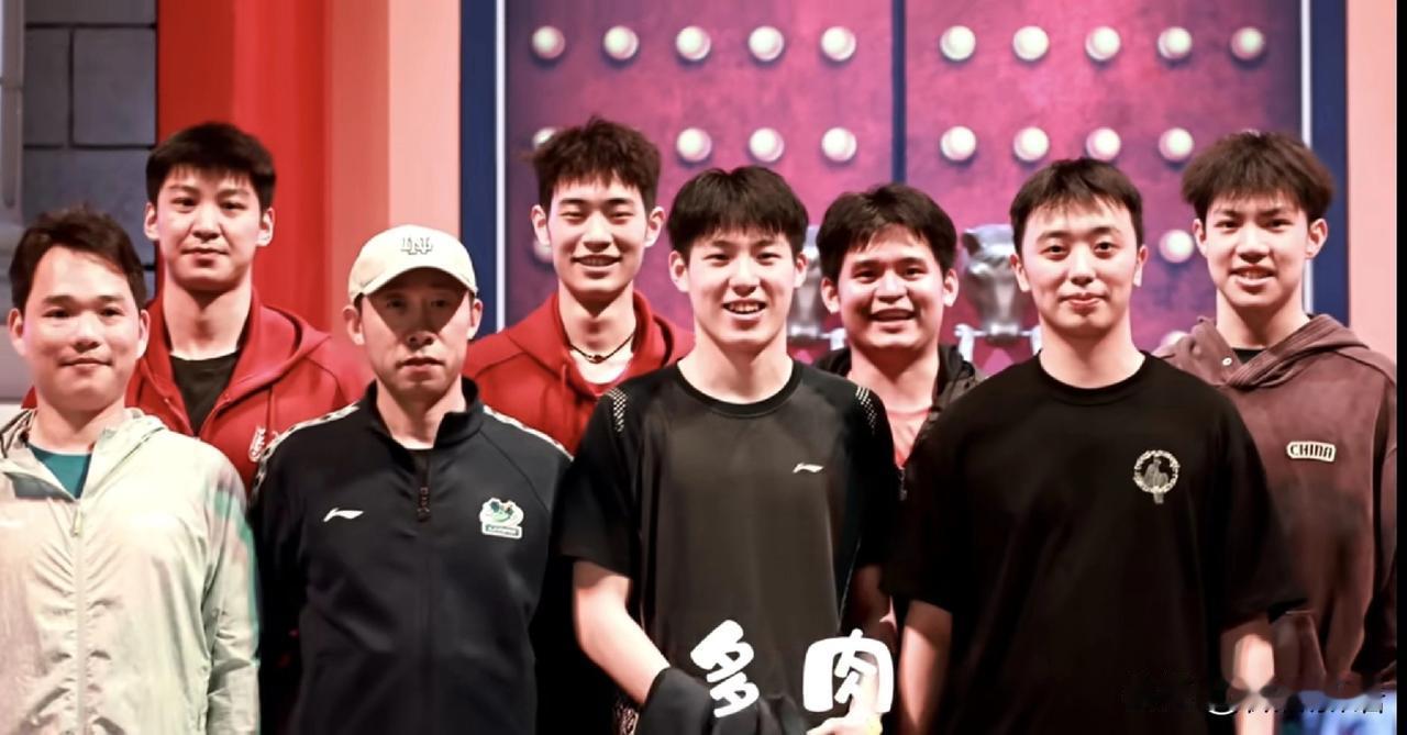 欢迎晚宴结束后，国乒几个小将还一起在环球影城逛了逛，大家在一起拍了合影，看到戴帽