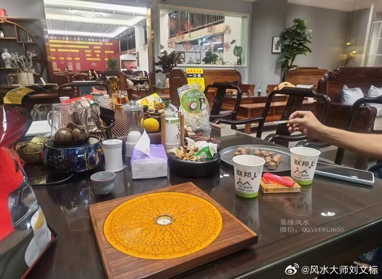 和客户喝茶，聊天，谈风水。 