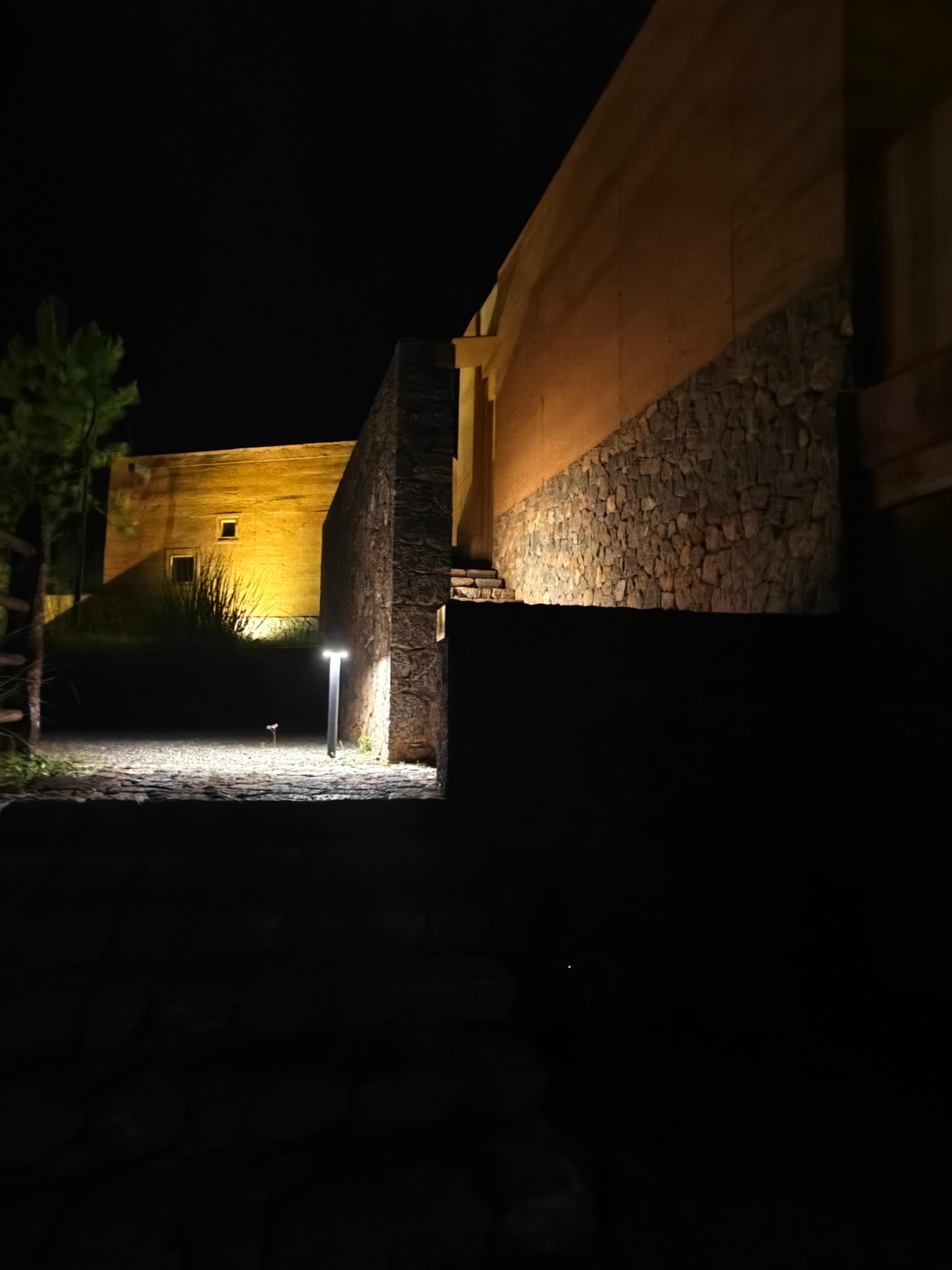 清晨一早在酒店自习。山间晨雾浓重，四下白茫茫一片，层层叠叠的村庄在雾气里若隐若现