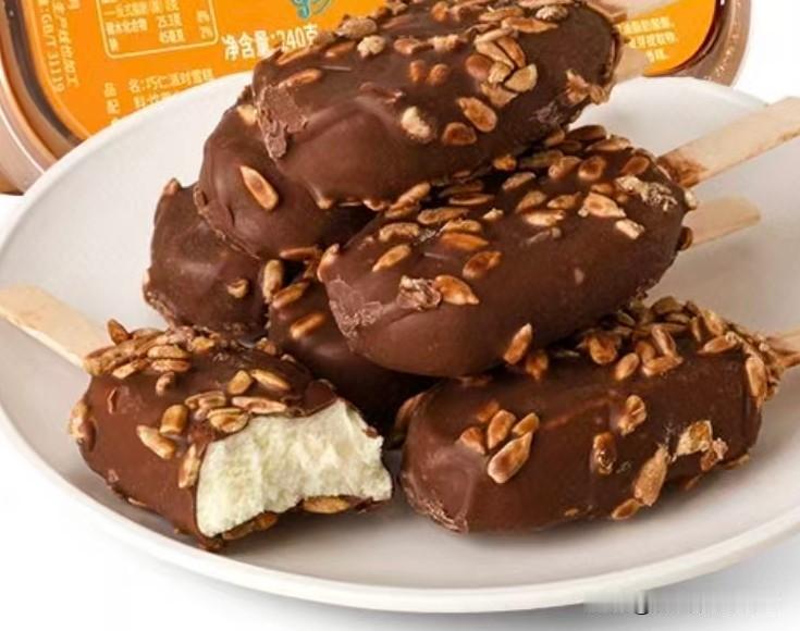 巧克力松仁冰淇淋，哪个食品专家想出来的，搭配好着呢，很好吃，我不卖货，我觉着好吃