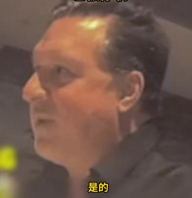 美国上演了一出离谱闹剧，美核武安全高官一家普通餐厅吃饭时被卧底记者偷拍，对着陌生