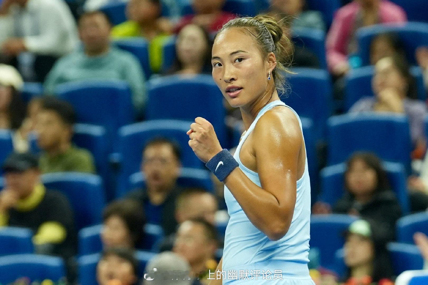 澳网之前，郑钦文将与莱巴金娜进行一场表演赛，这也是她澳网前仅有的热身。无论出于何