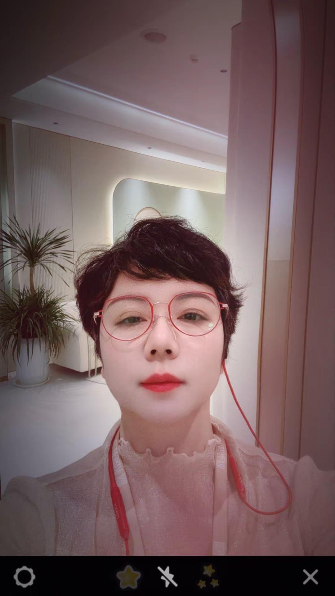 工作日常。原我精致到老 短发女生 戴上眼镜美美哒 打工日常