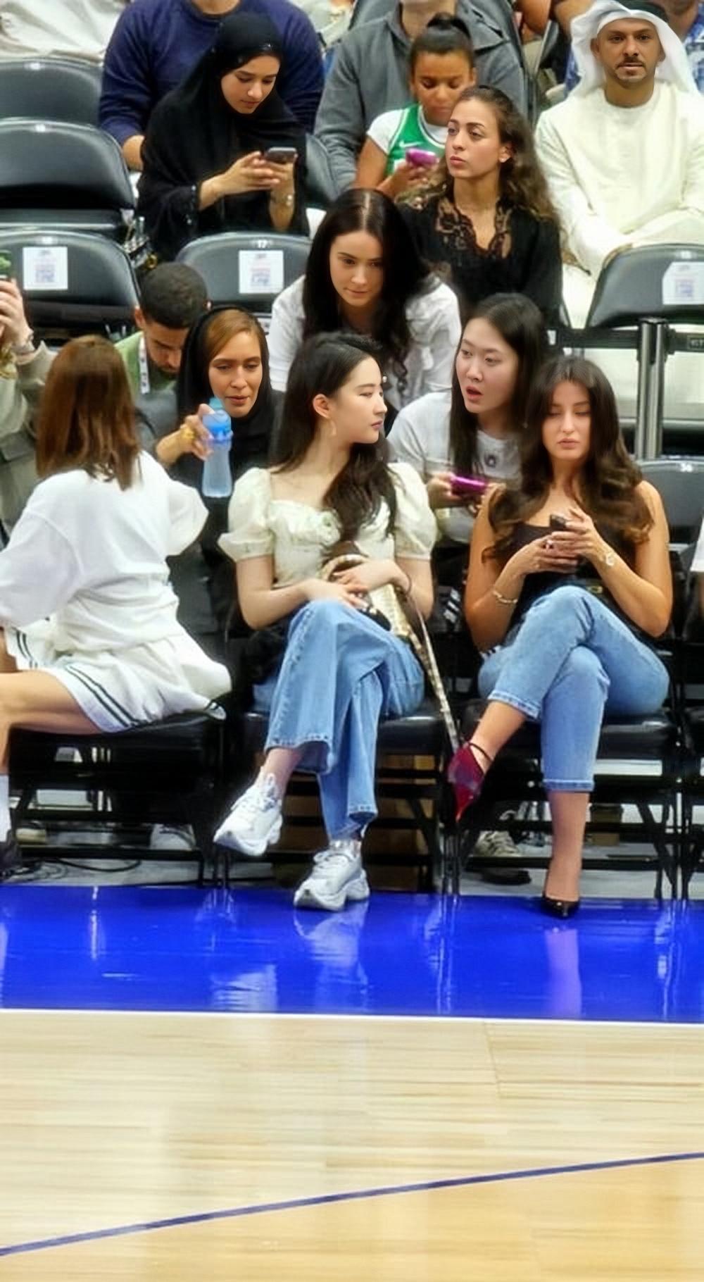 这是刘亦菲坐在NBA赛场上，观看比赛时的画面。

2024年10月，刘亦菲受邀出