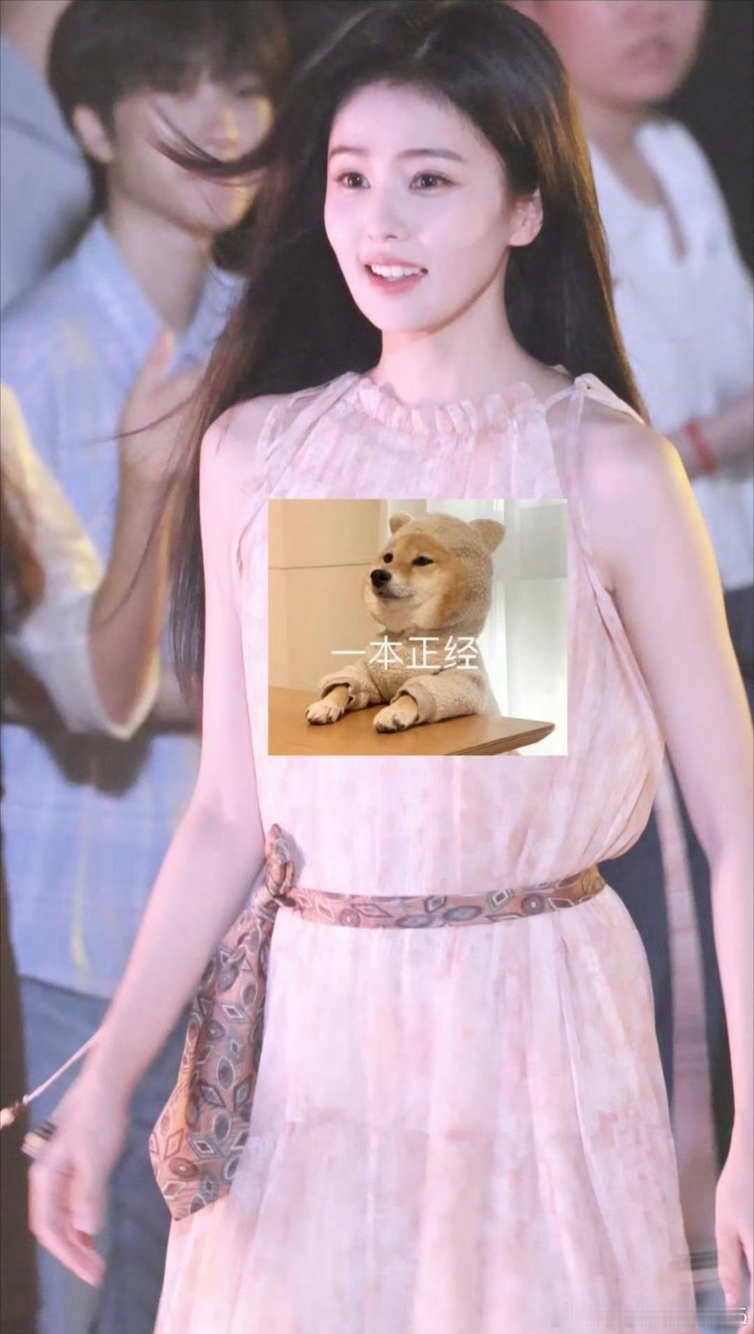白鹿代拍生图美成啥了白鹿好娇俏好明媚白鹿的现场代拍生图太能打！一袭浅粉挂脖长裙，