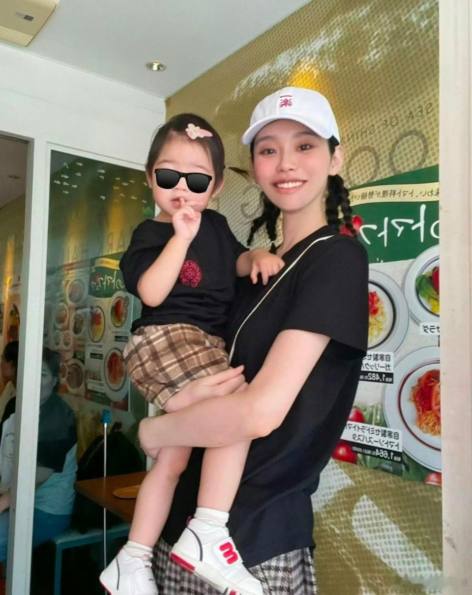 #奚梦瑶2岁女儿身高# 这身高差距真的好温馨好可爱呀，2岁的身高到妈妈腰部了，谁