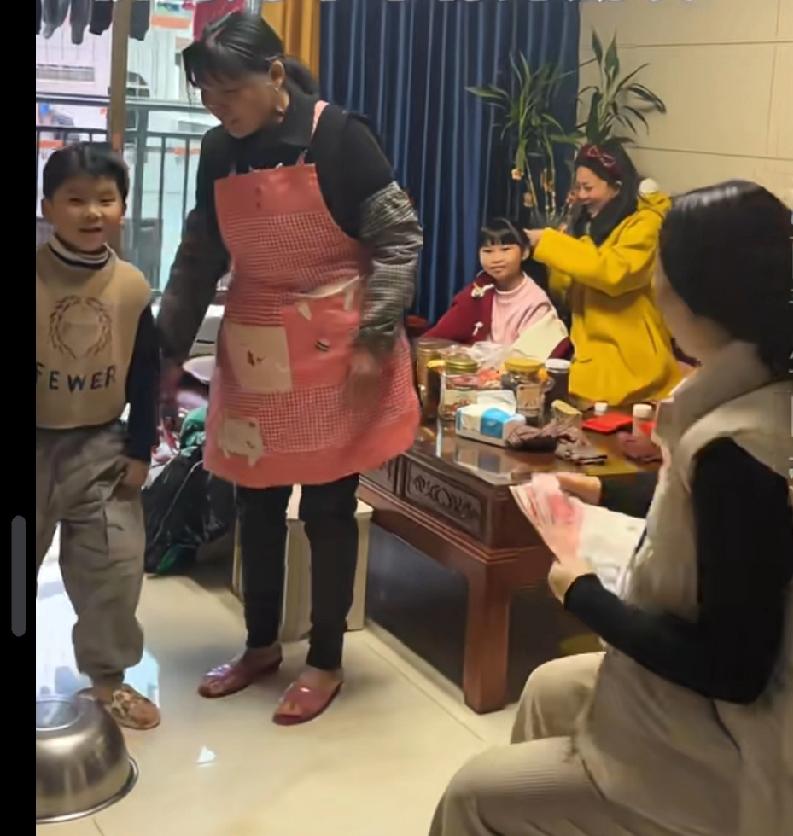 最坑舅的来了！大外甥说的话比正月剃头发还有杀伤力。

大年初一，外甥给舅妈拜年，