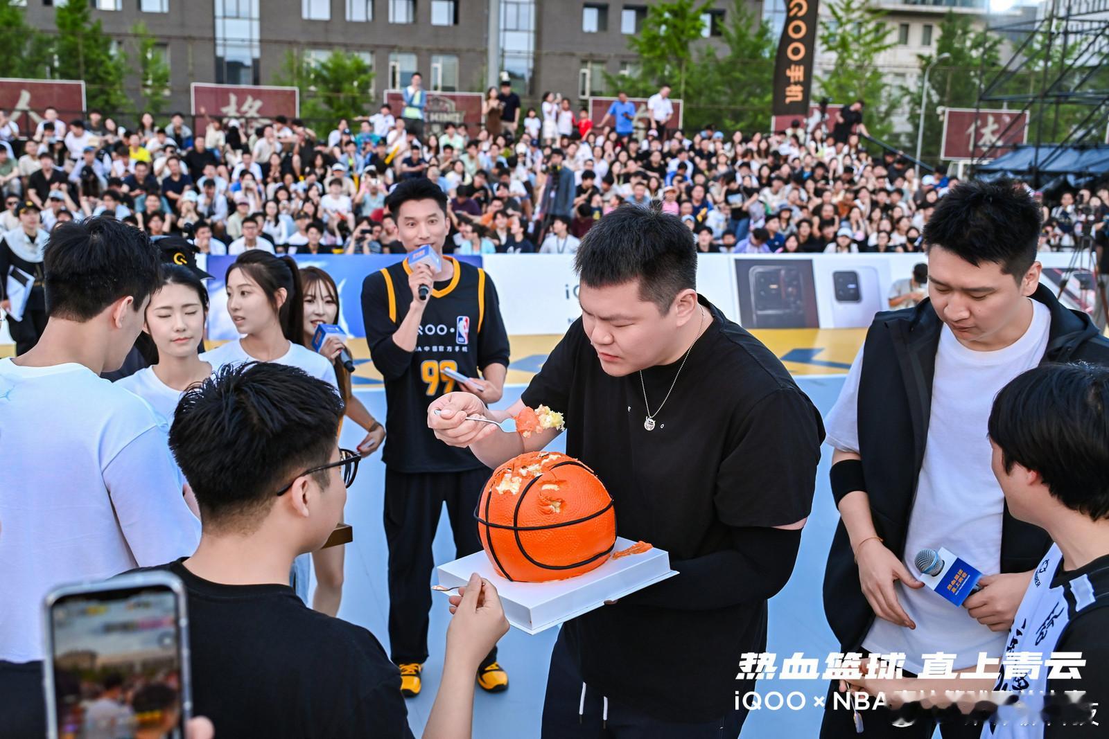 iqooNBA热血篮球直上青云iQOO15TiQOOxNBA高校篮球赛 线下看篮