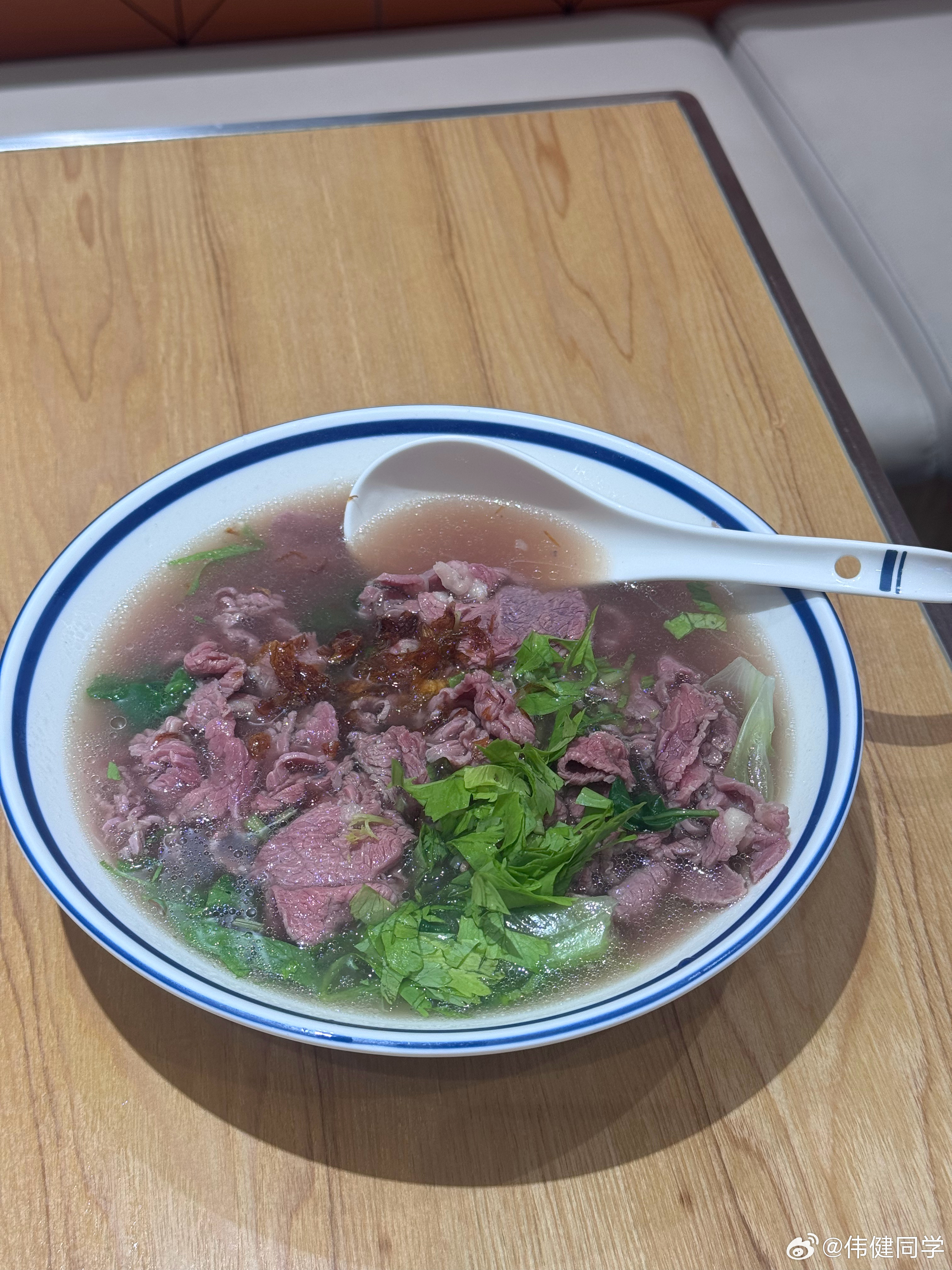 展示下广东的烫牛肉，这个标准烫三秒，多一秒牛肉就会老[喵喵]大家吃得惯不？ ​​