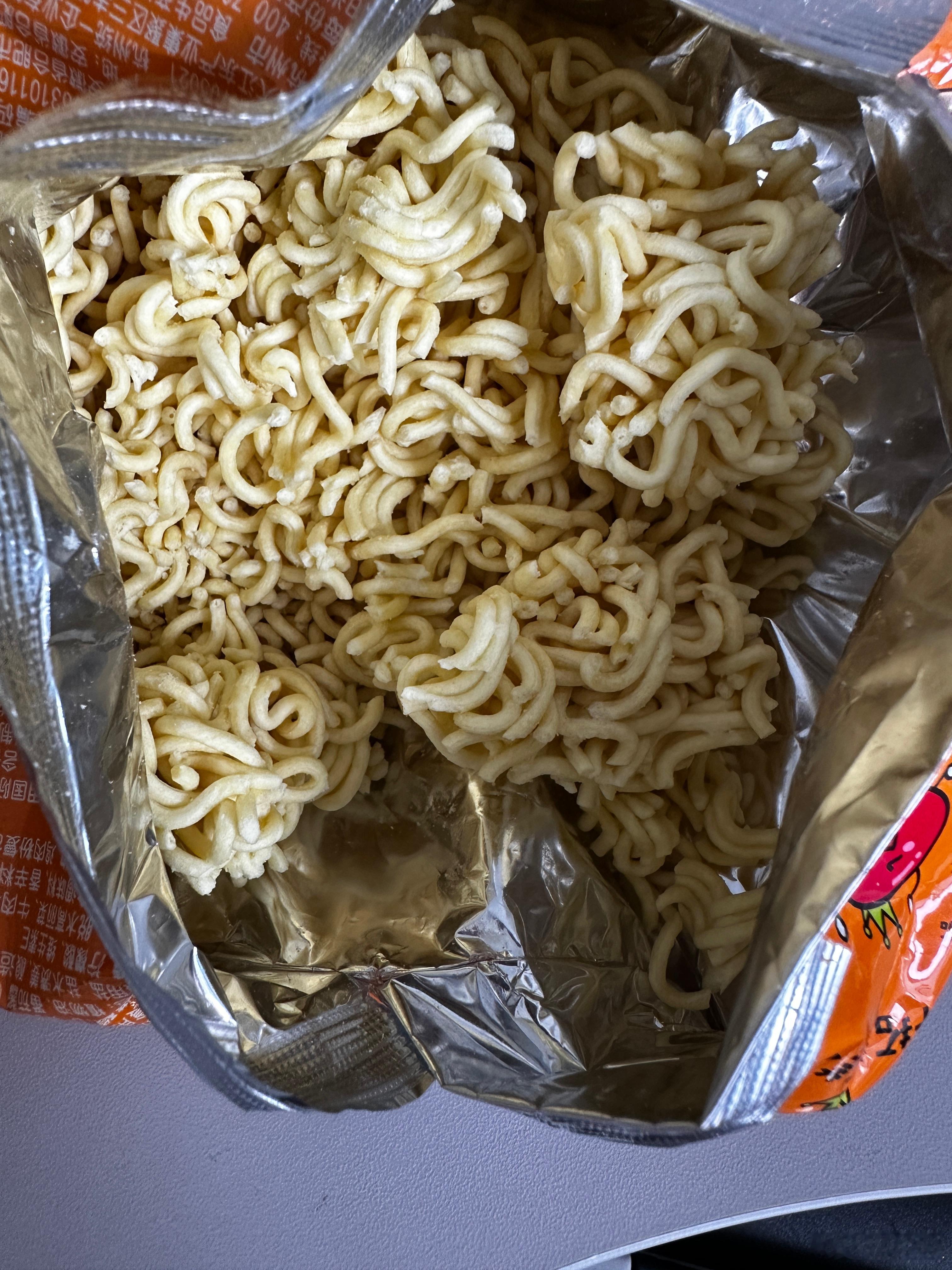 🍀唯心主义的最高境界就是唯我独尊🍀台风影响中午就不回家了啃个方便面吧，很久没