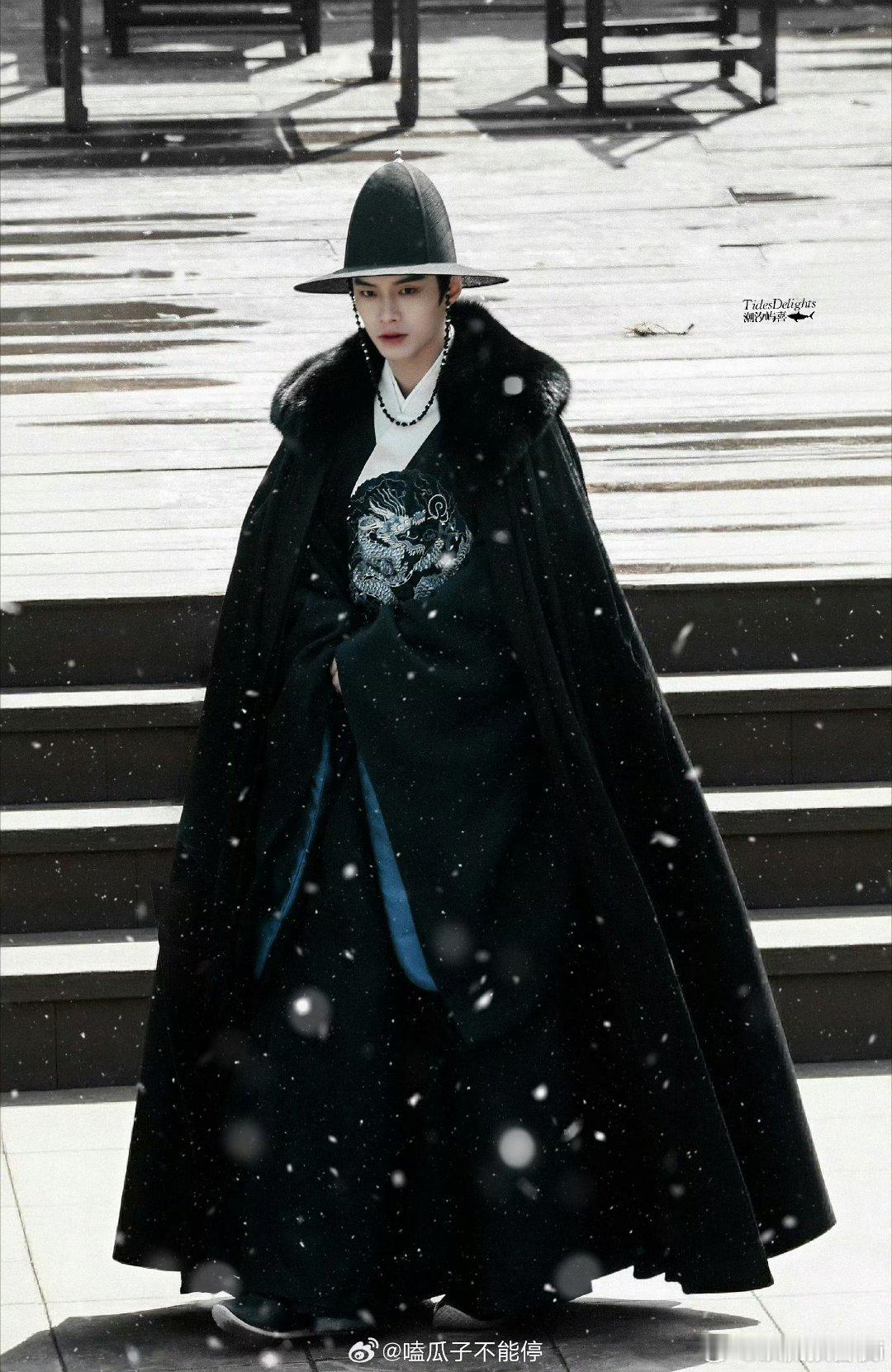 何与新剧站姐饭拍，捕捉到一个幼稚鬼戏内戏外的反差就这样又帅又萌