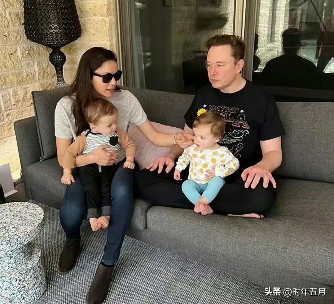 马斯克女友齐里斯发文，痛诉自己遭到马斯克断崖式分手。

此次分手消息由齐里斯本人
