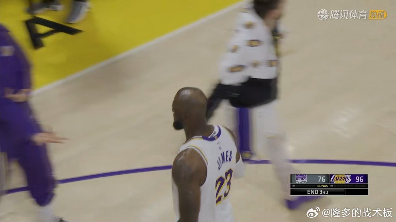 老詹压哨三分，湖人领先20分进入末节！国王vs湖人