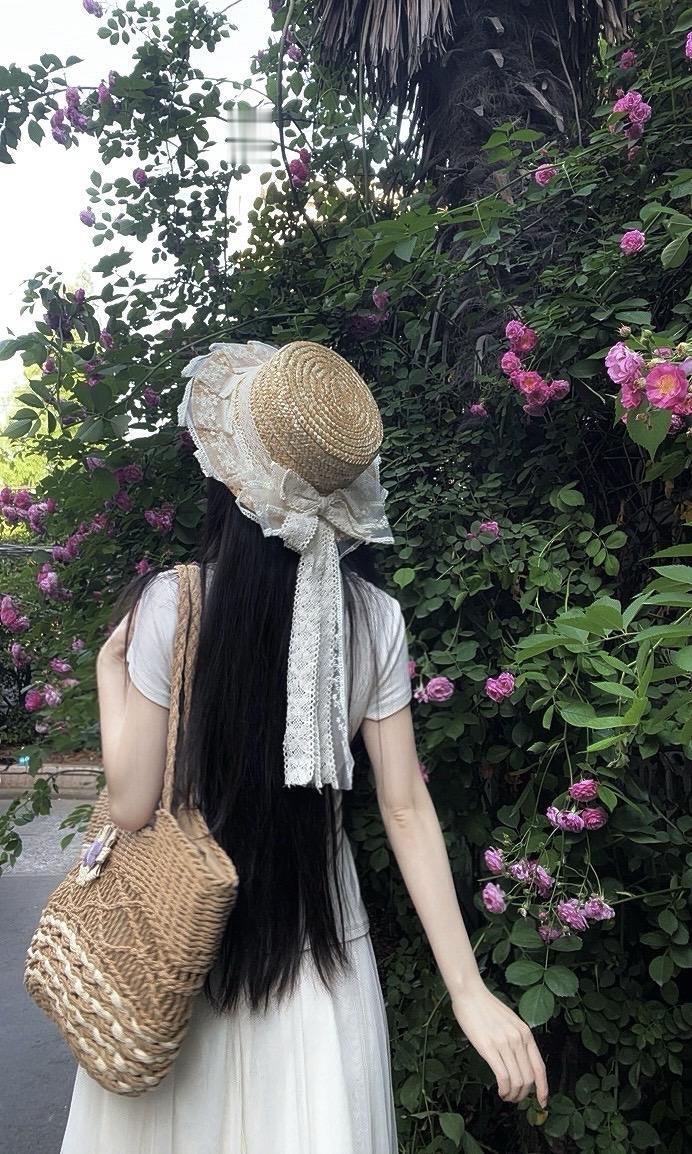 墙角开了一朵小花