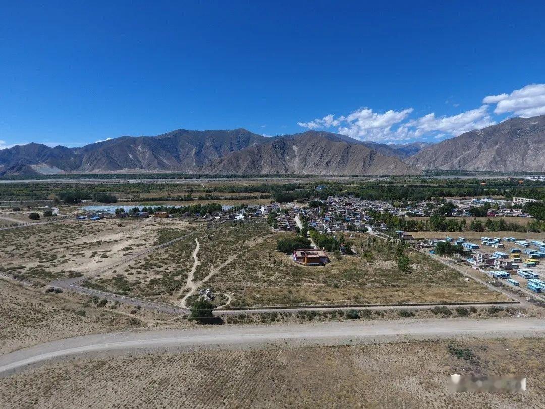 拉萨温江多吐蕃遗址，位于曲水县才纳乡才纳村庞古组东南，北、东、南三面均为山峰，西