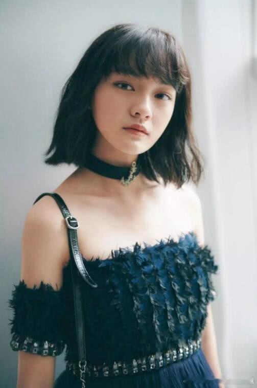 她既是红毯上从容优雅的星光，也是山野间自由洒脱的追光者，一颦一笑都像在诉说故事—