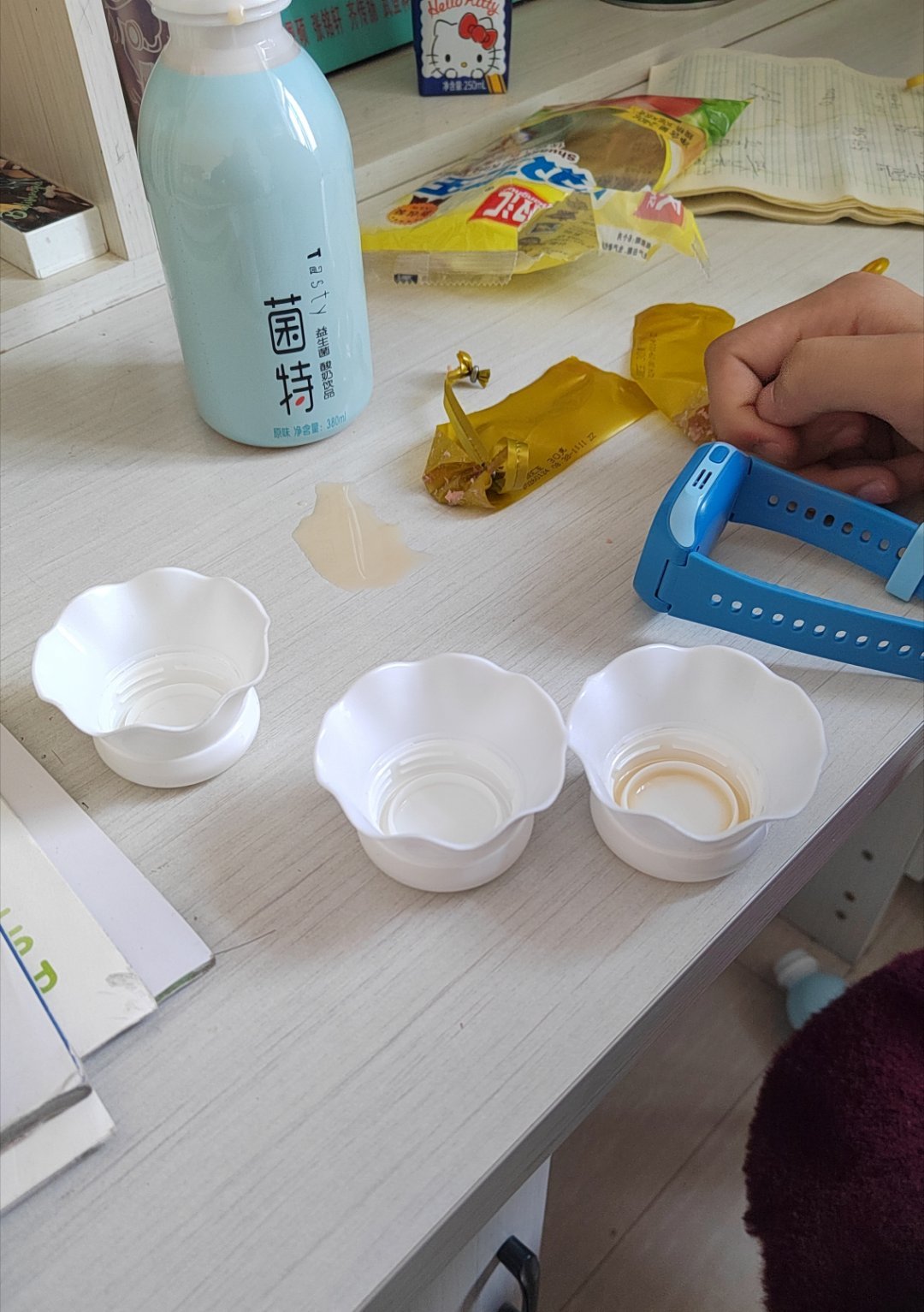 小孩哥放学回来，抱了一下弟弟就回房间了我以为他在房间摆烂刚才喊他吃饭顺便去看了一