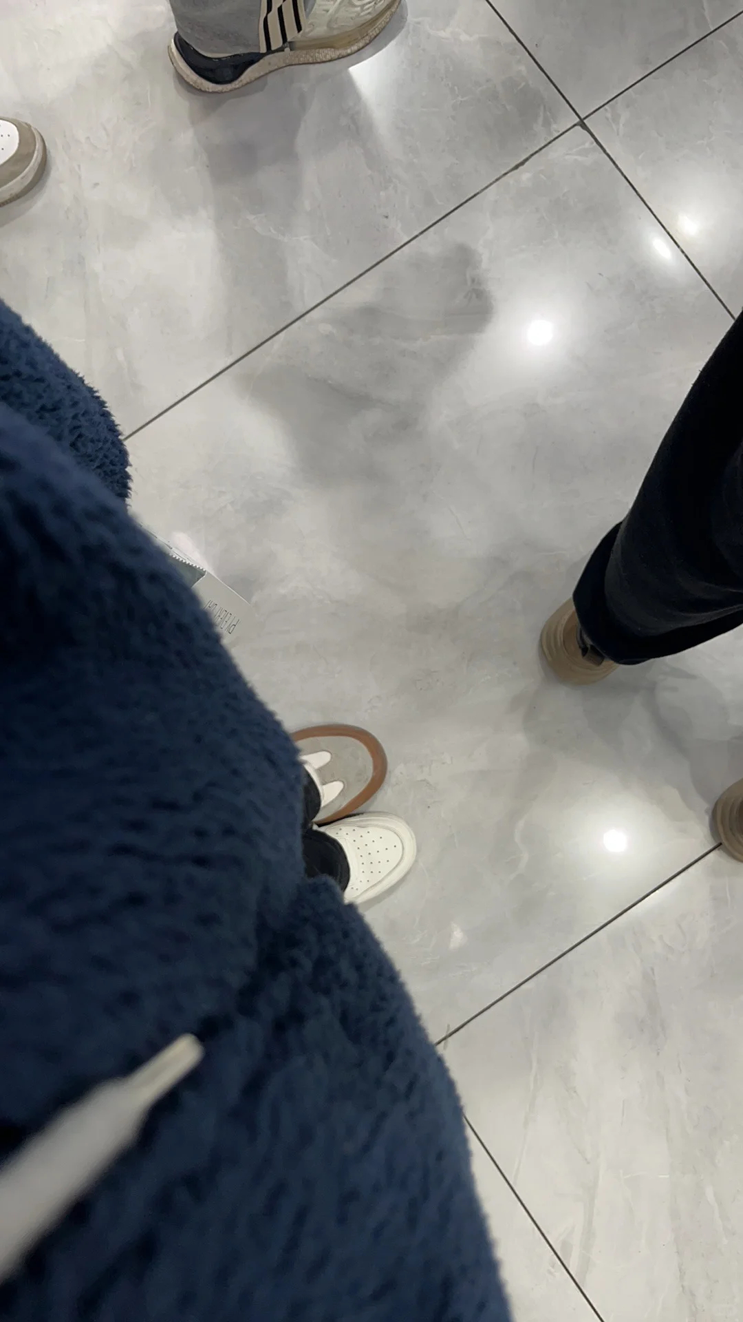 不小心穿错鞋子了排队发现真的很崩溃 