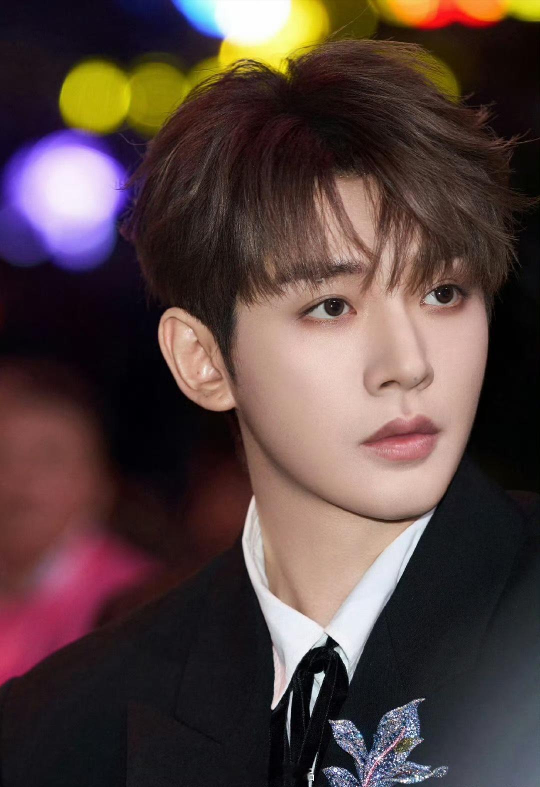 期待邓为央视跨年晚会舞台邓为出场即是全场焦点，全场最耀眼邓为很优秀，根正苗红，是