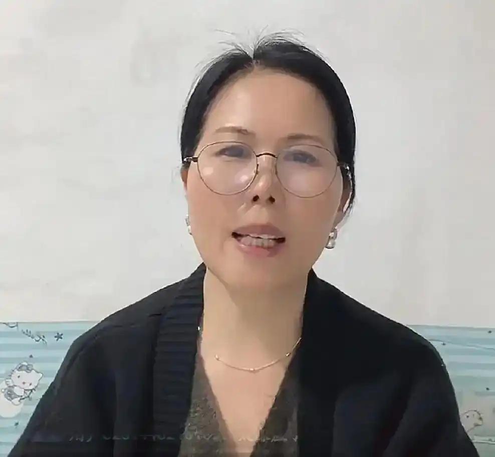 筱梅刚生完孩子，正是最需要人手的时候，可小杨却没有被安排过去帮忙，不少人因此猜测