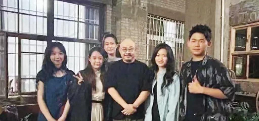 揭秘刀郎背后的硬核团队：一群音乐才子怎样一起打造辉煌
引言刀郎背后的那股子神秘劲
