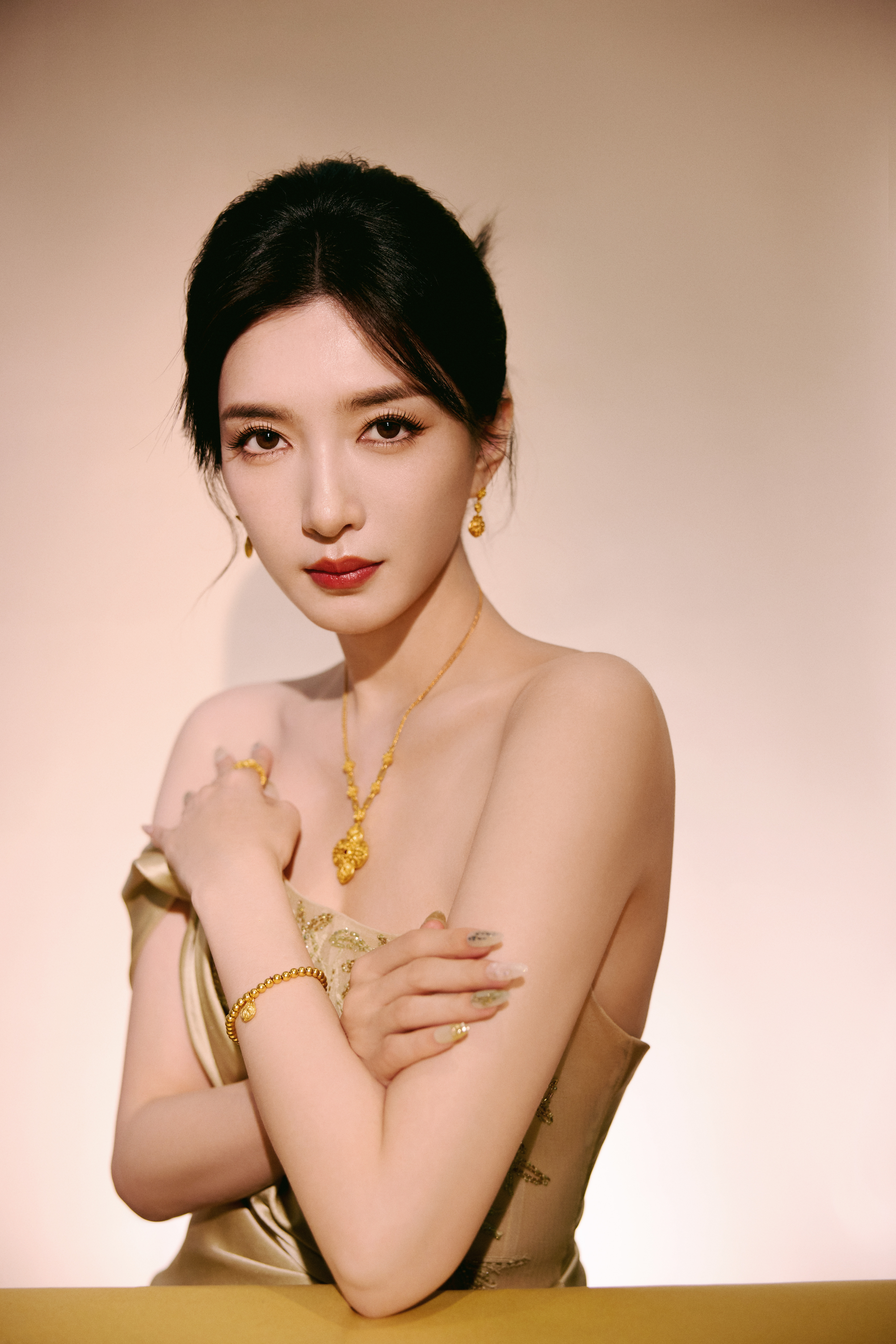 江疏影    金色丝质长裙，优雅高贵，彰显女性魅力。搭配红色发卡，增添一抹亮丽色