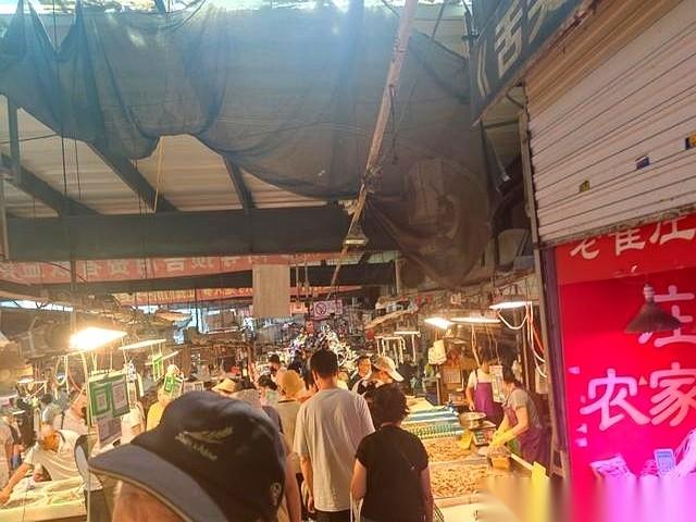 大连早市上三两以上的大闸蟹公蟹落到了50元一斤，买5只花了不到80元。
同在水产