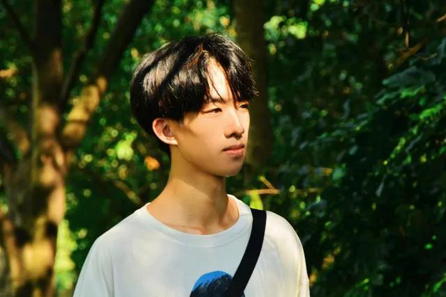 乐乐
人生能有几日闲，
少年虚度老年难。
莫等暮年沧桑泪，
勤奋劳作扎实干。