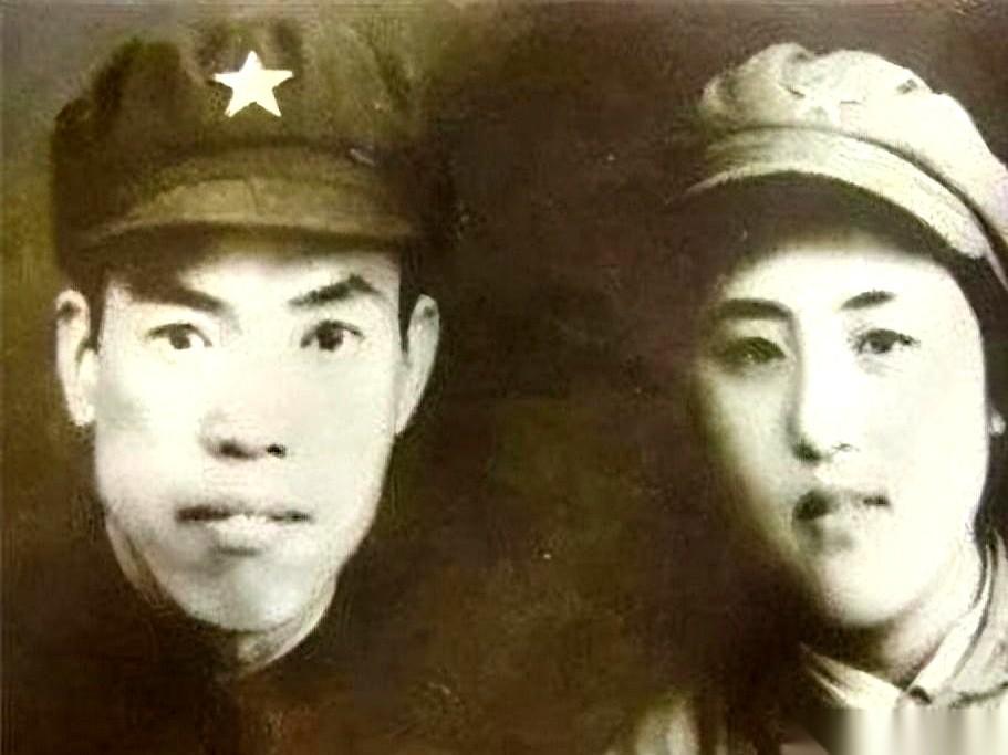 37岁的铁血猛将，在炮火连天里被硬生生按在小板凳上。
面前站着个21岁的清秀女护