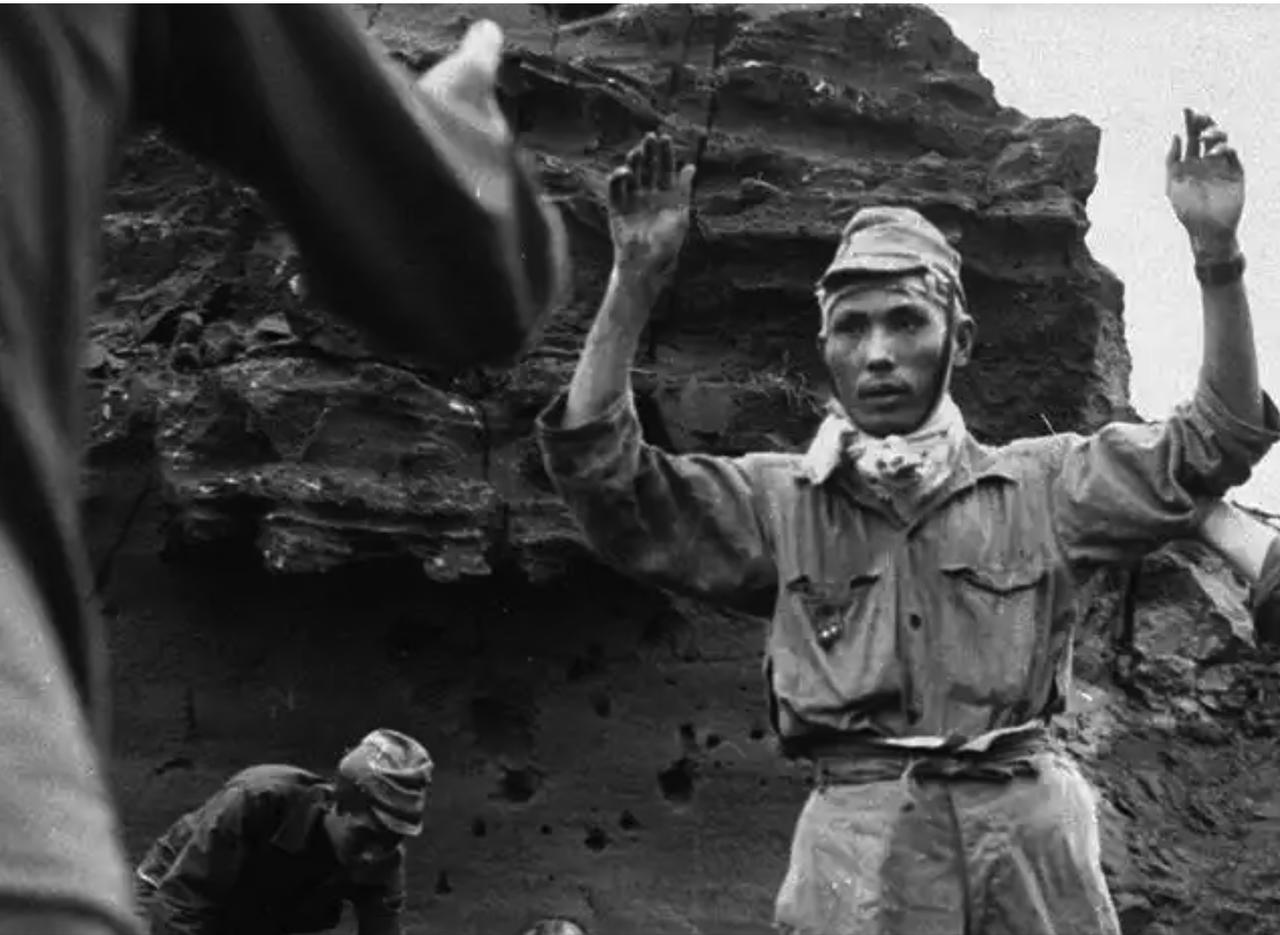 1944年，南京6名日本兵，偷拿了6条枪、47万元金票，准备投奔新四军，谁知，3