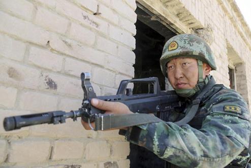 2008年，一伙恐怖分子突袭我国南疆一处检查站，残忍杀害多名执勤队员。指挥员王刚