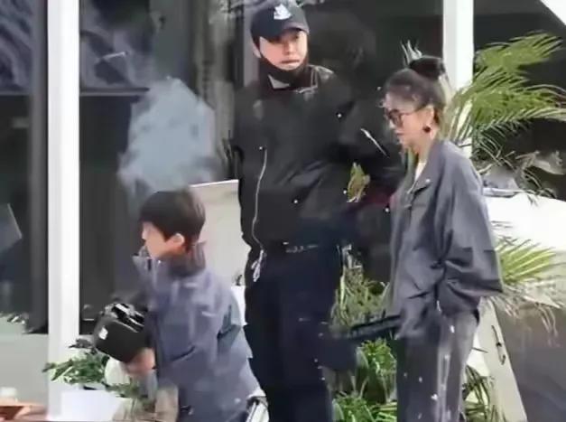 六一儿童节，离异明星合体带娃成看点。贾乃亮与李小璐虽为甜馨合体，却略显避嫌；陈思