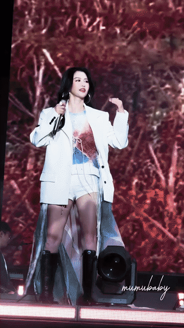 谭维维跑着出场好明媚 果然屏幕外的我是真的又一次被谭维维吸引了，特别是跑着出场，