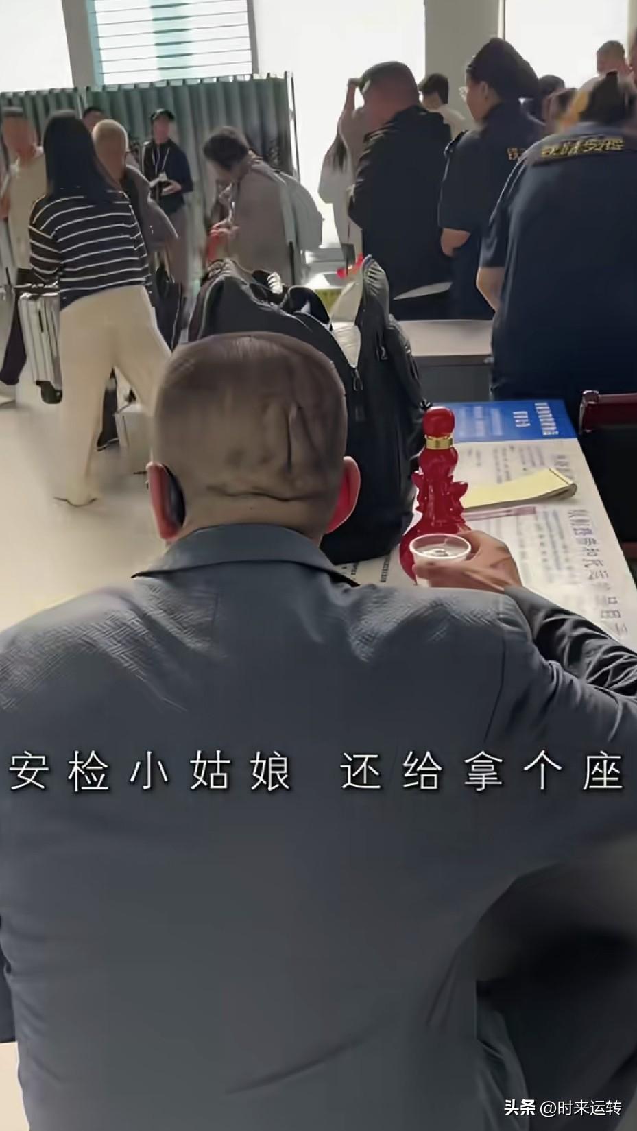 现在火车站有两个规定常常让旅客犯规！
        一个是对充电宝的管控。在东