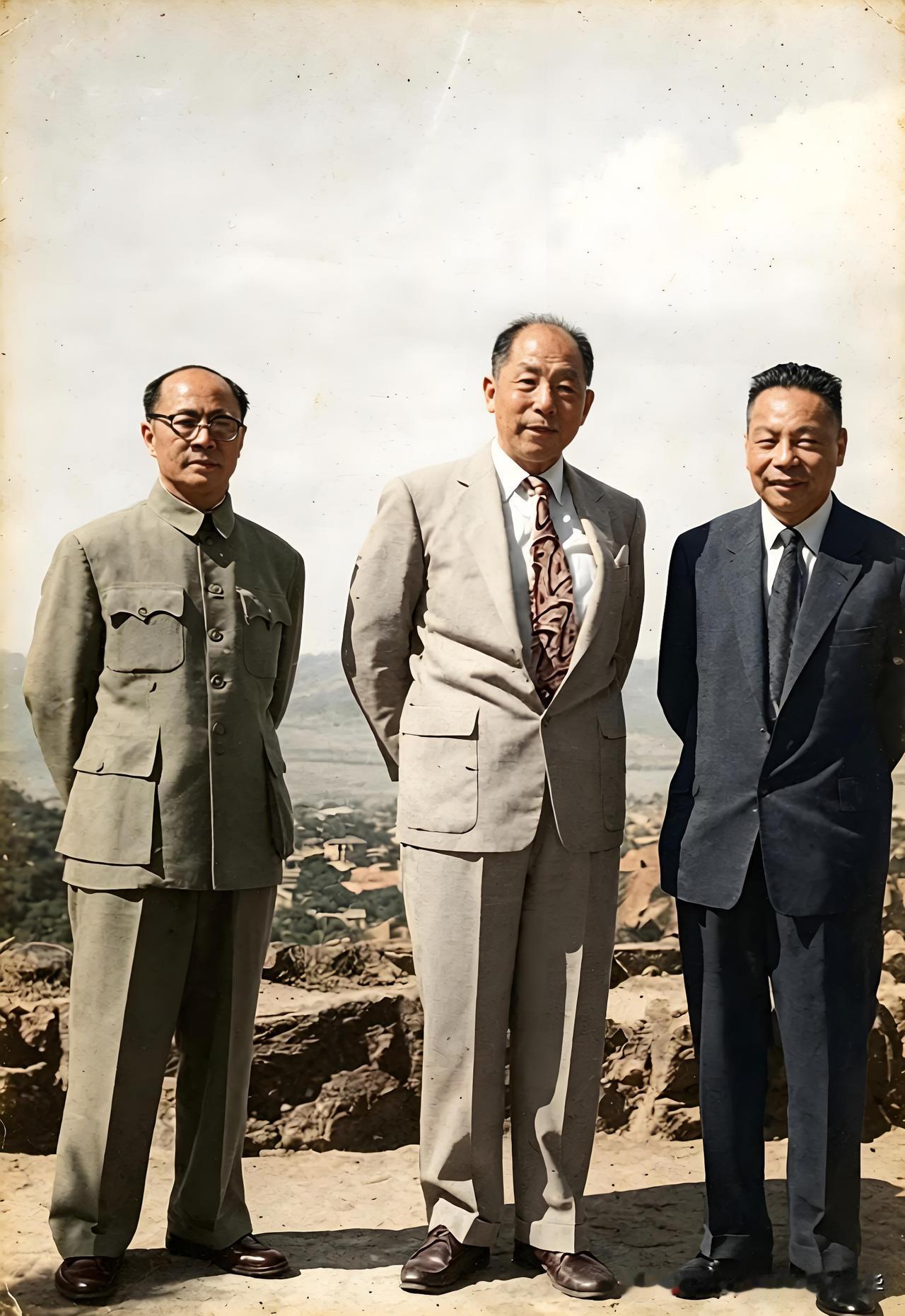 这张照片拍摄于1960年，地点在中国台湾省台北市北投幽雅招待所附近的观景高台。问
