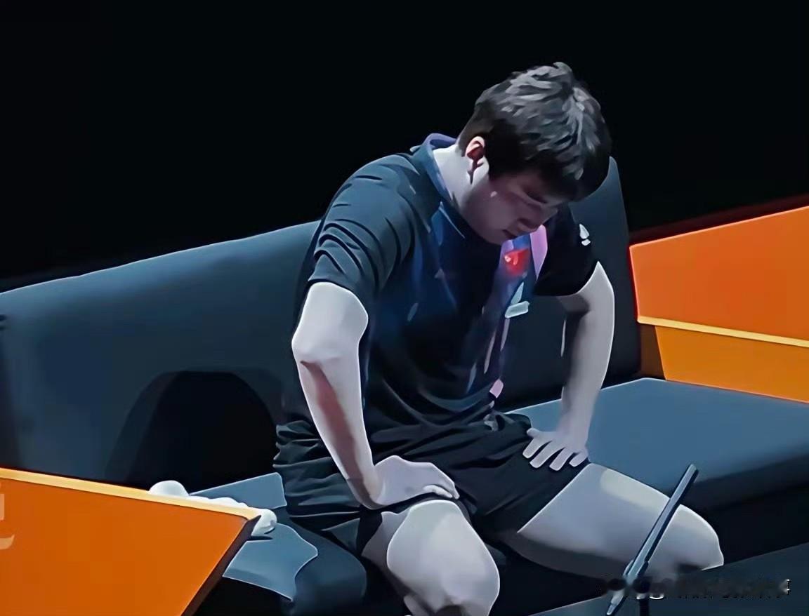 一声叹息诉无奈，大胖的乒乓征程从未落幕
 
30岁的梁靖崑坐在场边，双手撑膝、低