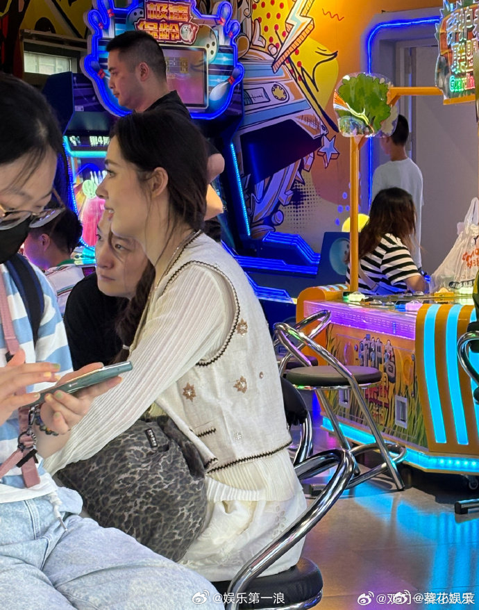 电玩城偶遇郭碧婷 闪耀的美貌！ ​​​
