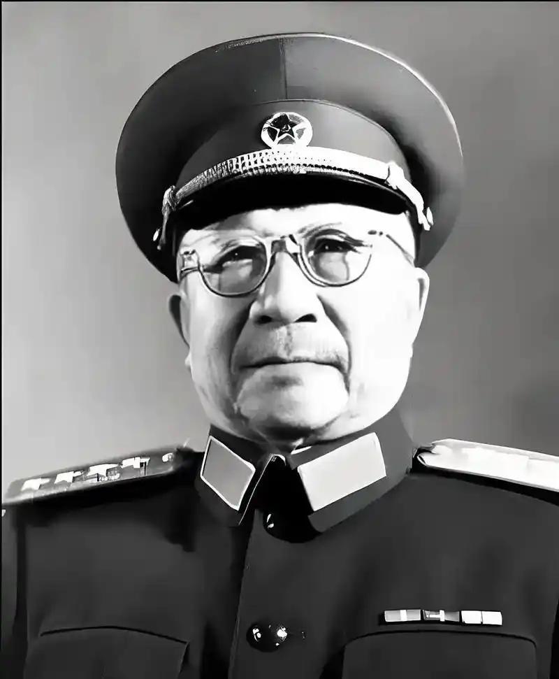 张云逸将军身材矮小但气度非凡，他温和敦厚，做事周密，久经沙场而喜着长袍，笃志革新