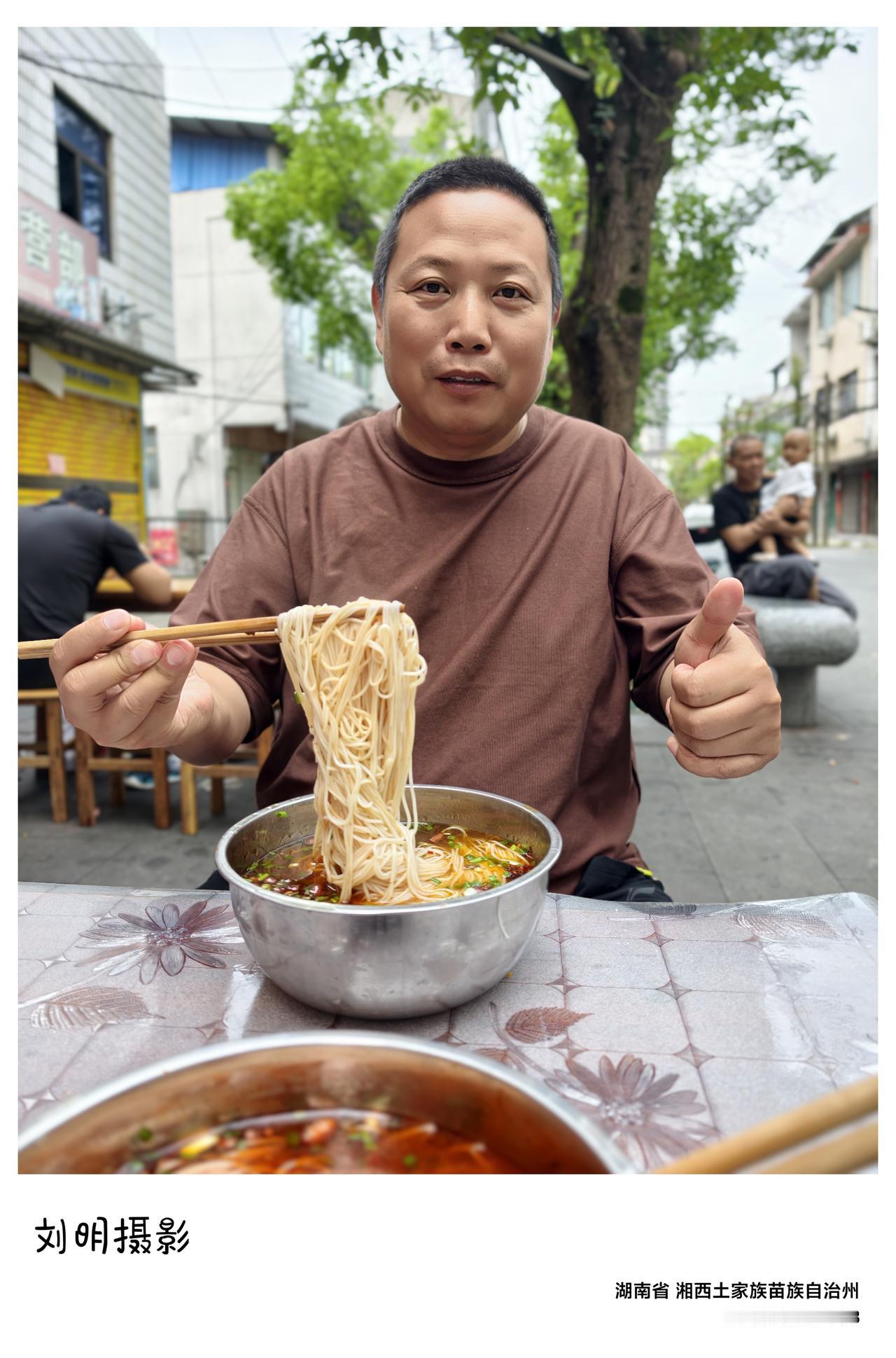 湘西泸溪的清晨，大抵都是被一碗斋粉唤醒的。

这美食本是斋日素食，不见半点肉码，